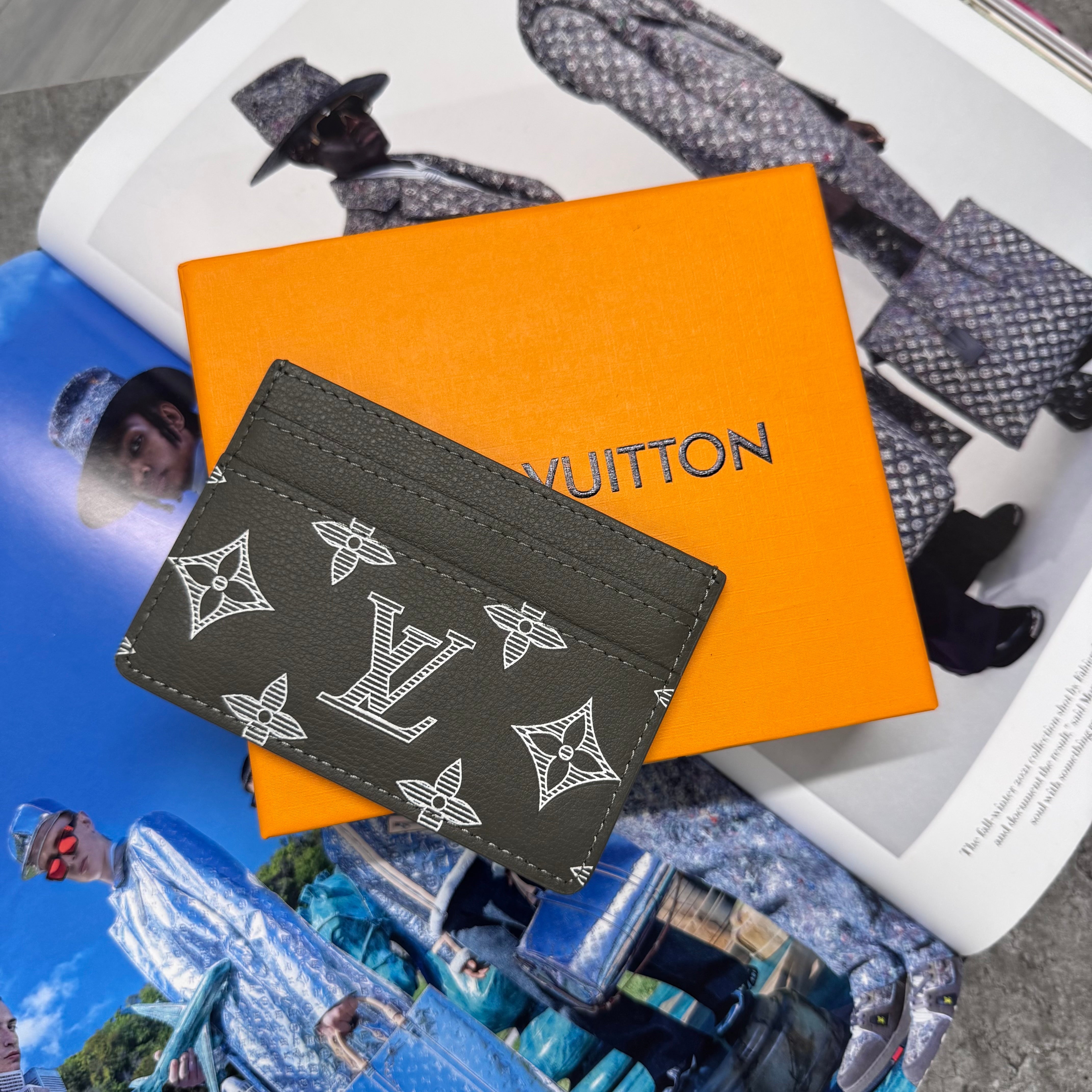 LVE MONOGRAM CARDHOLDER - KHAKI