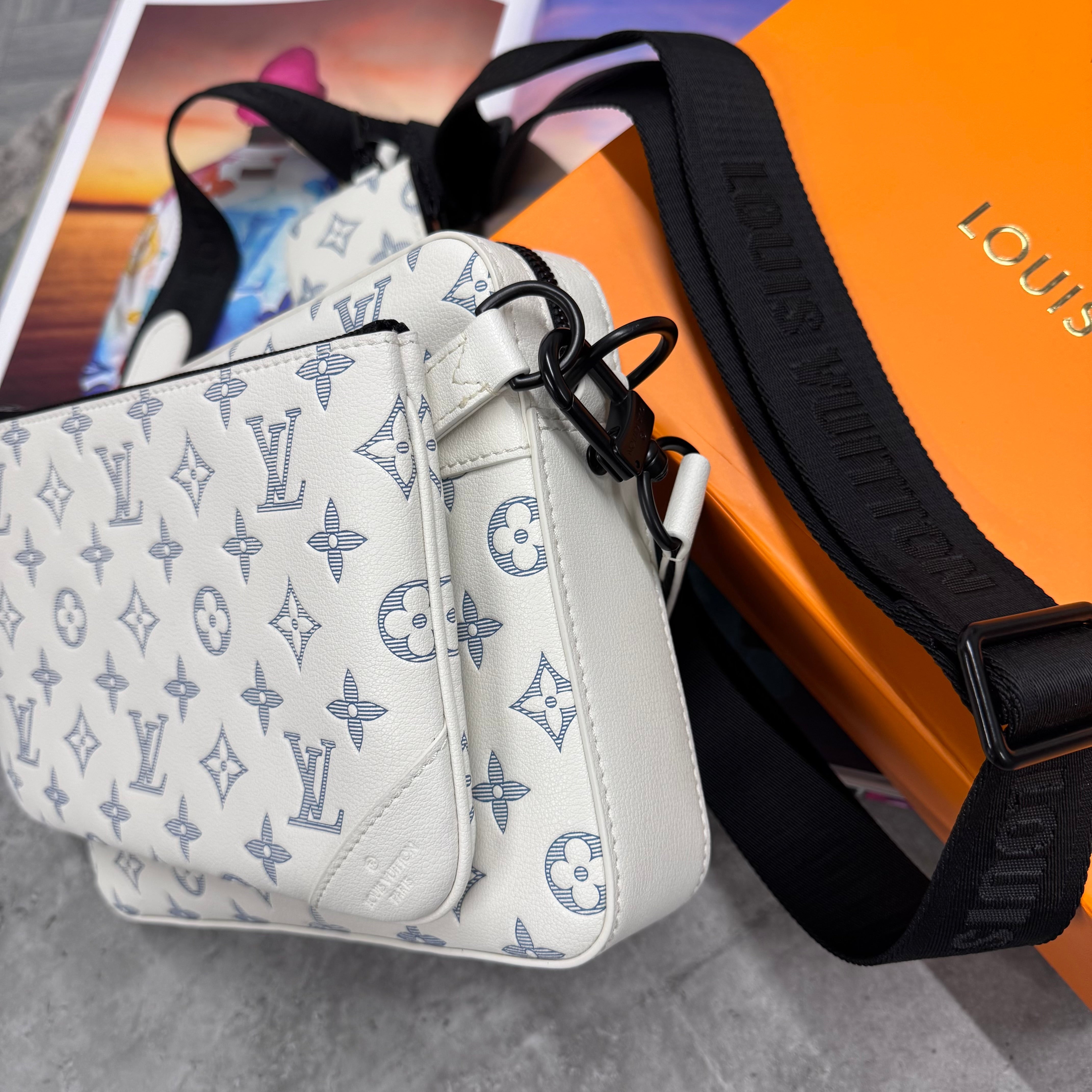 (PRE ORDER) LVE TRIO BAG - WHITE / BLUE