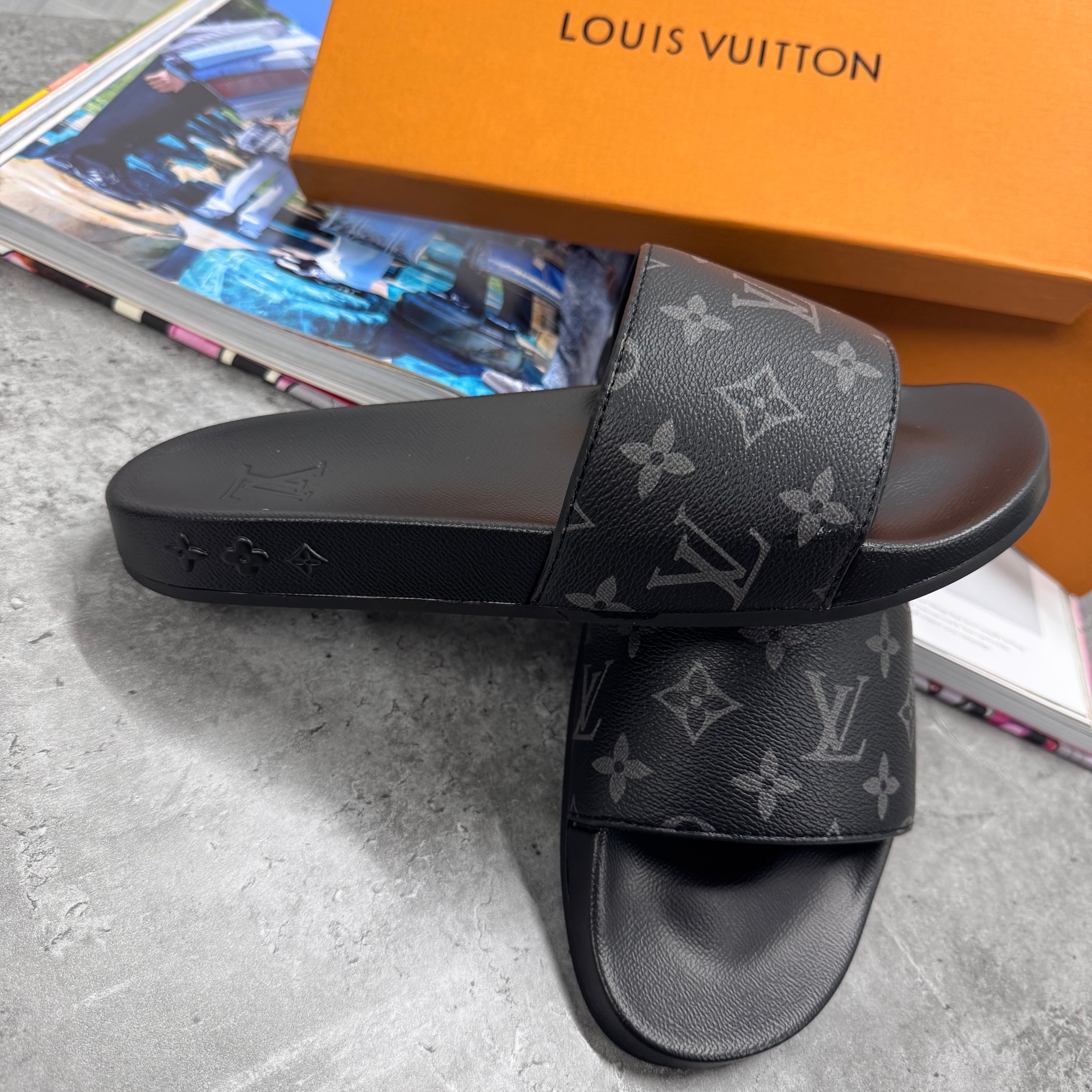 LVE MONOGRAM SLIDES - BLACK