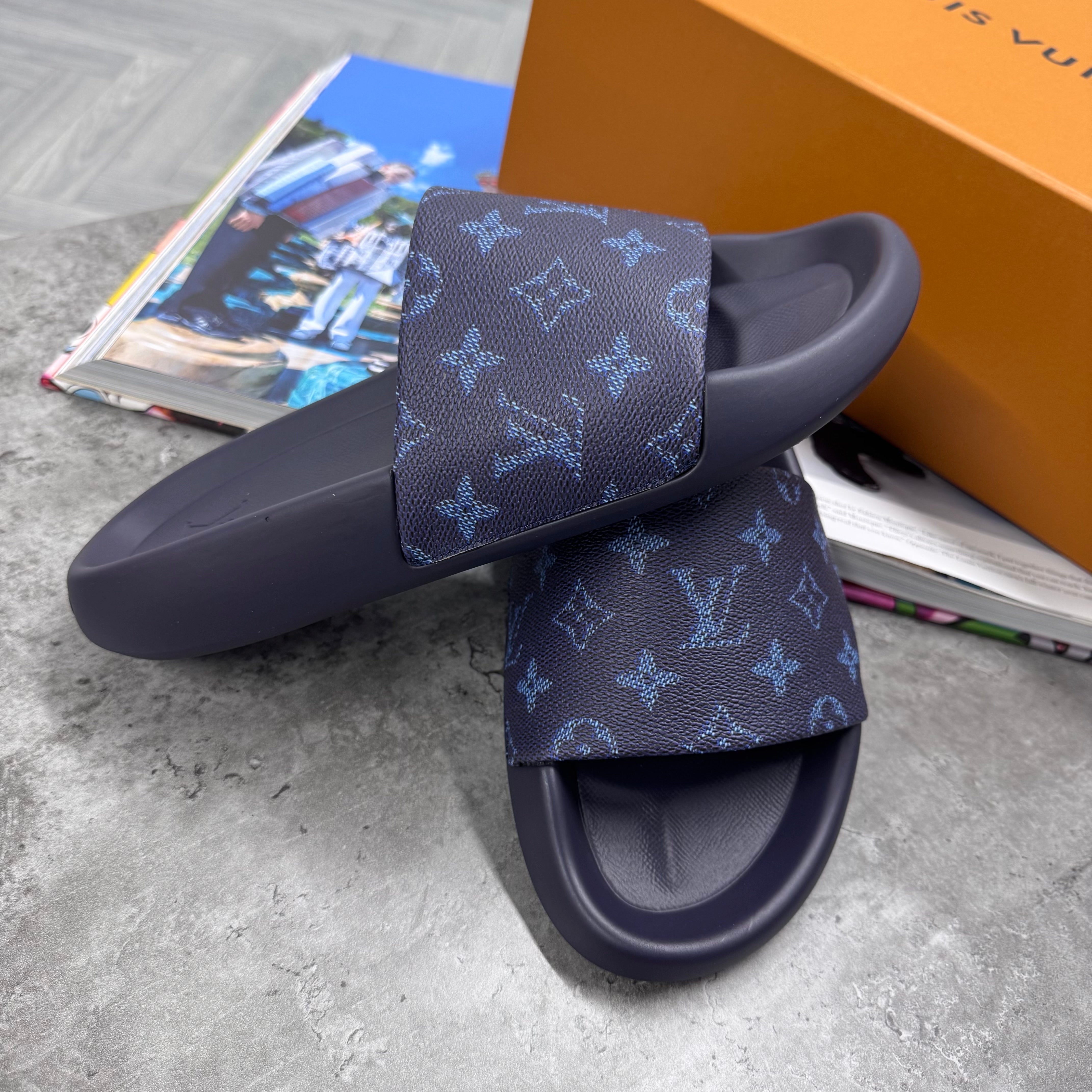 LVE MONOGRAM SLIDES - BLUE FADE