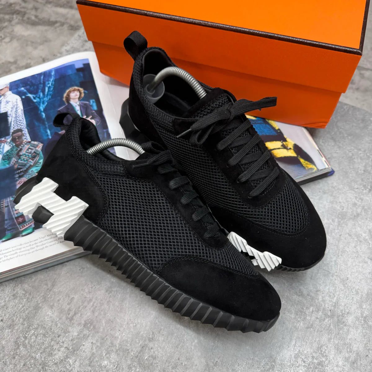 H TRAINERS - BLACK / WHITE