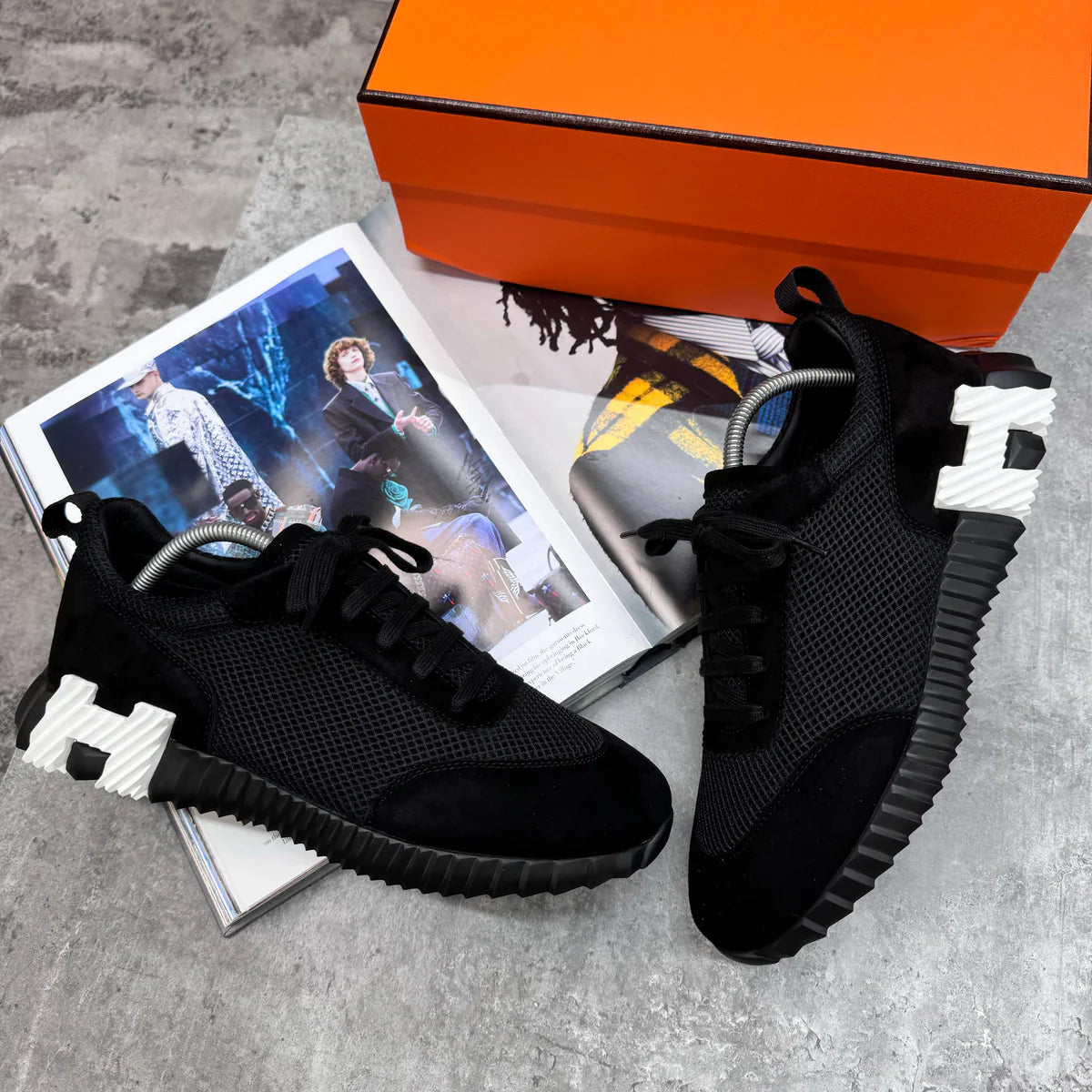 H TRAINERS - BLACK / WHITE