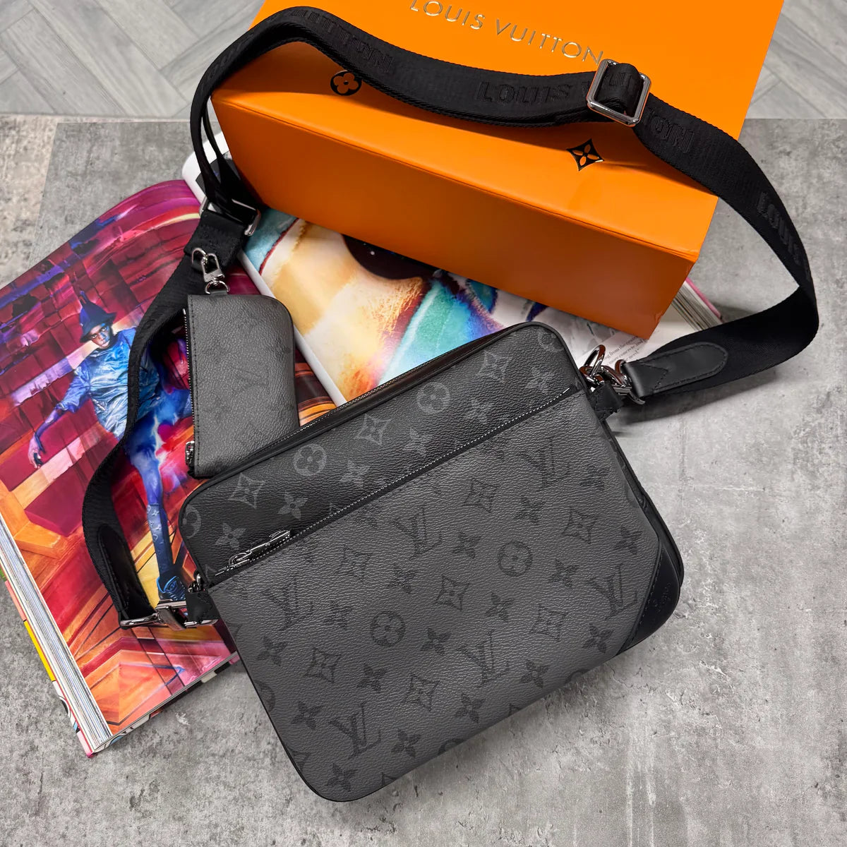 (PRE ORDER) LVE TRIO MESSENGER BAG - BLACK