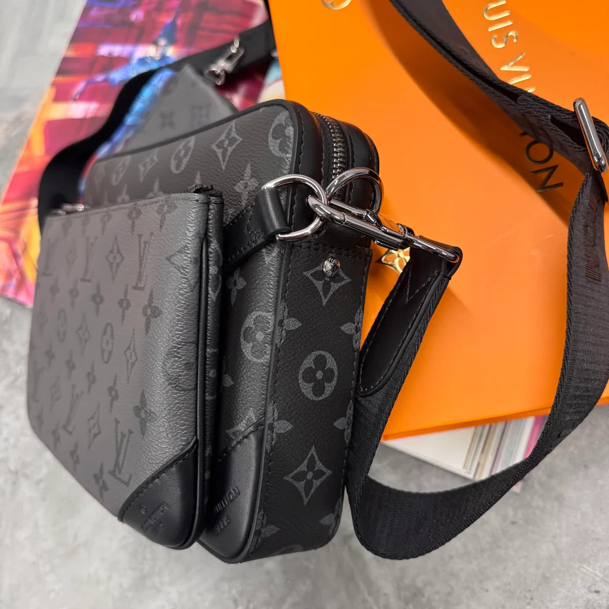 (PRE ORDER) LVE TRIO MESSENGER BAG - BLACK