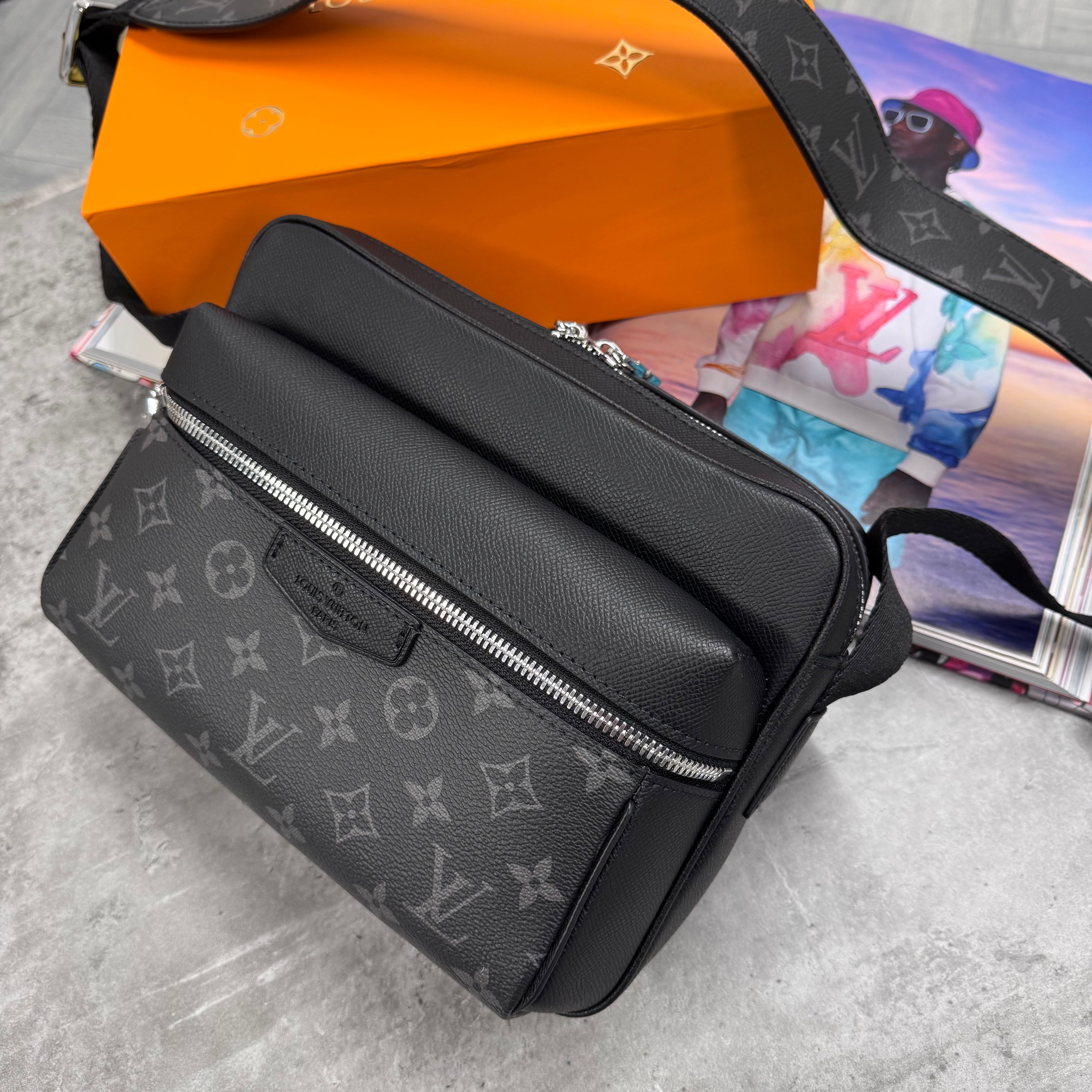 LVE MONO OUTDOOR MESSENGER BAG - BLACK (PRE ORDER )
