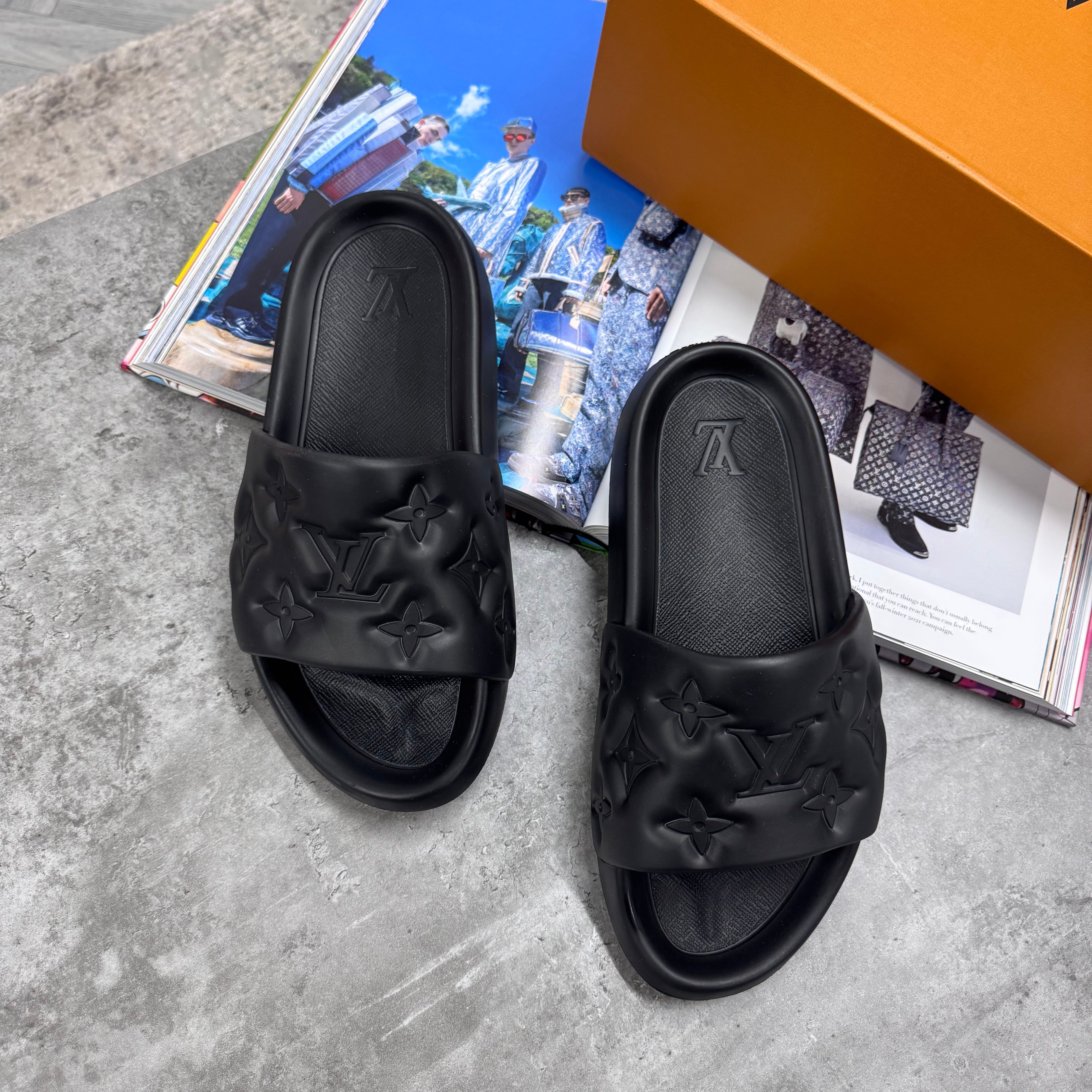 LVE MONOGRAM SLIDES - BLACK