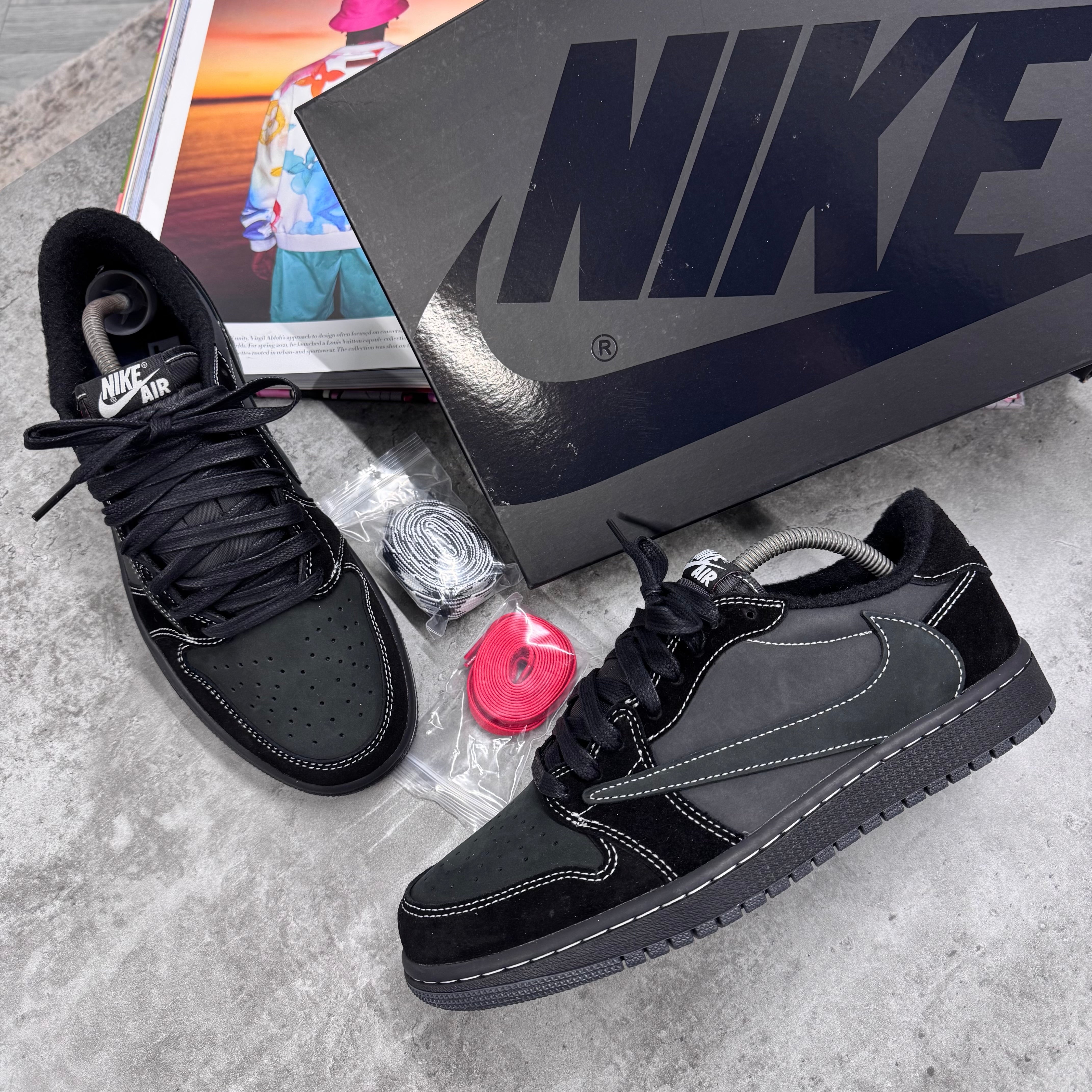 NIKE X TRAVIS SCOTT AIR JORDAN 1 - PHANTOM BLACK