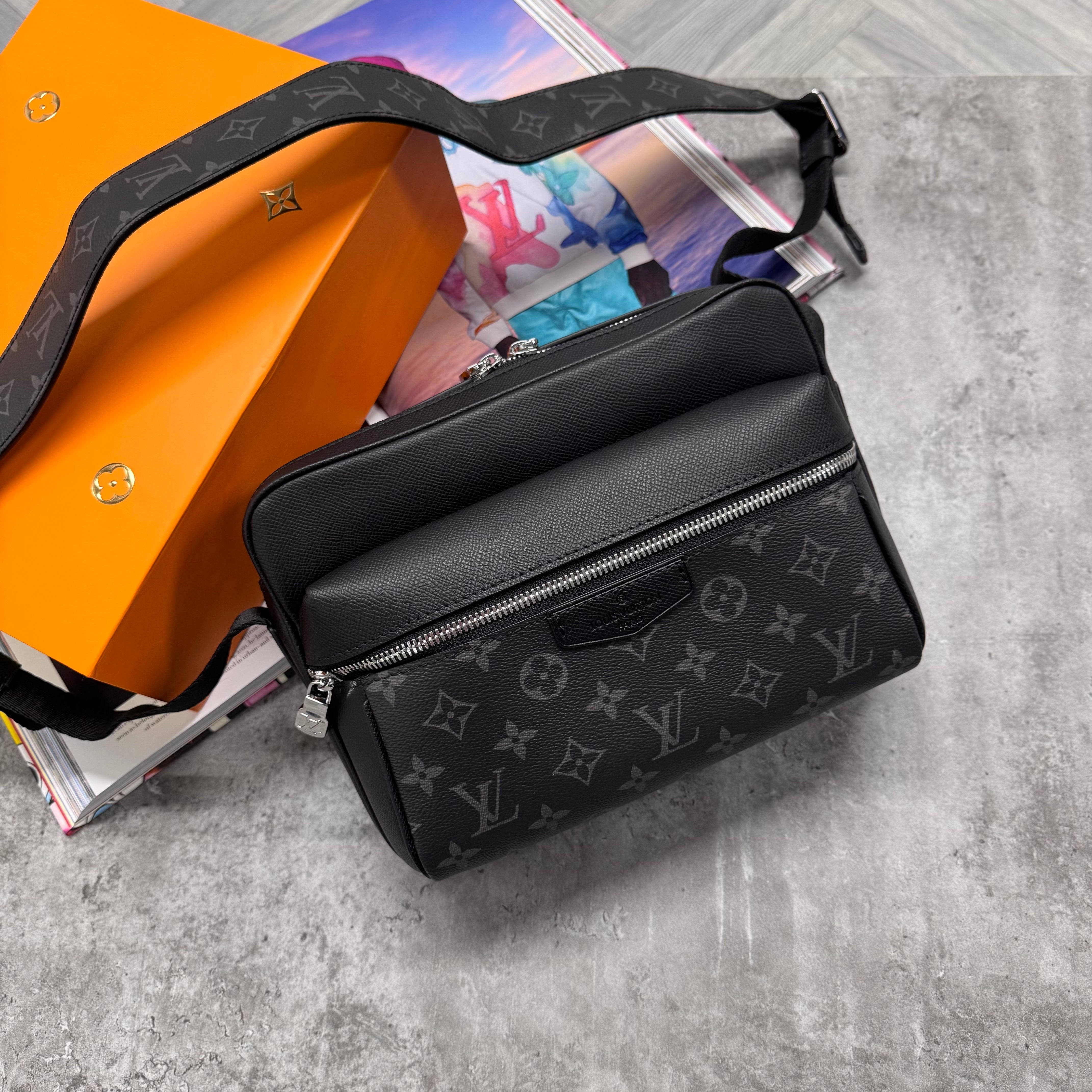 (PRE ORDER) LVE OUTDOOR MESSENGER BAG