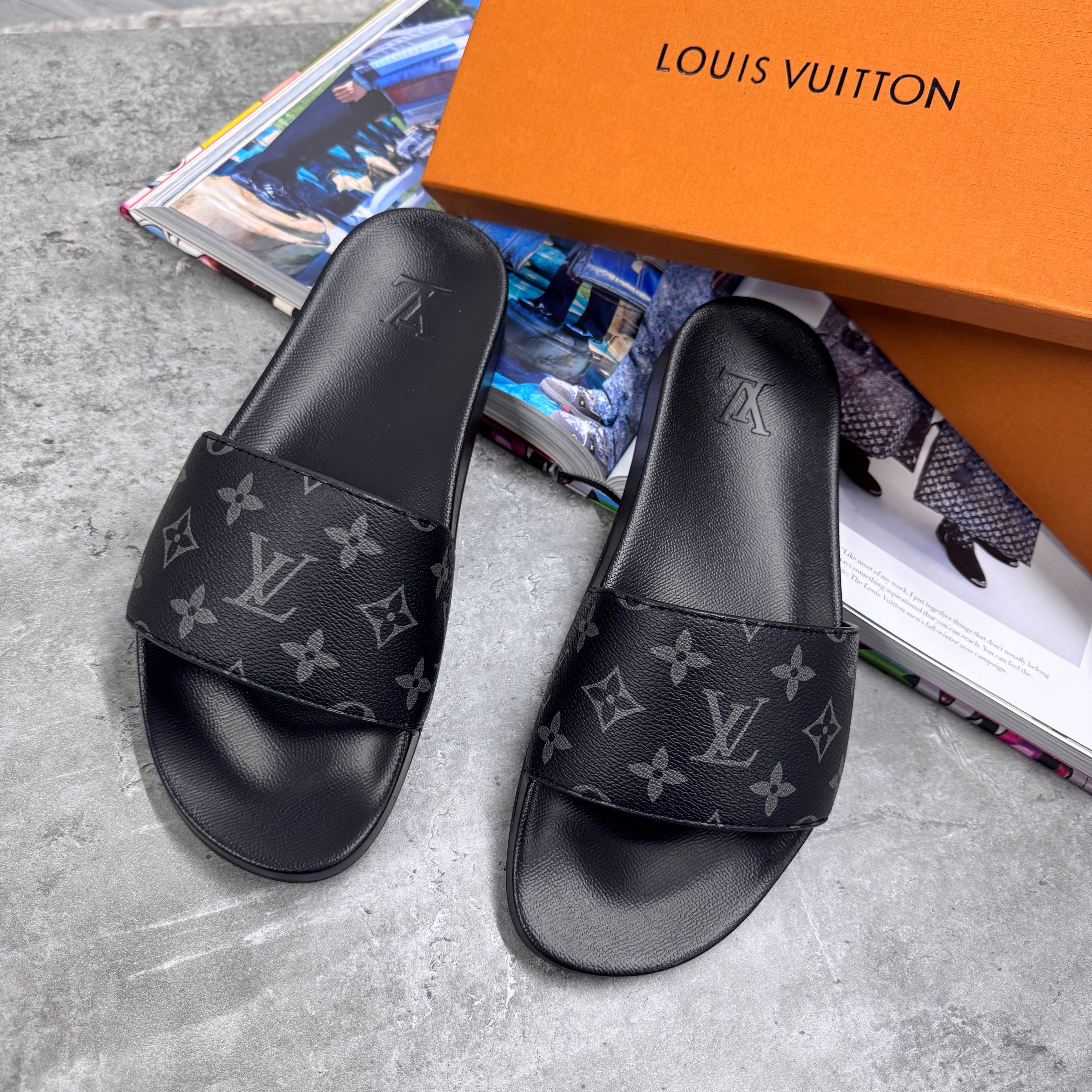 (PRE ORDER) LVE MONOGRAM SLIDES - BLACK