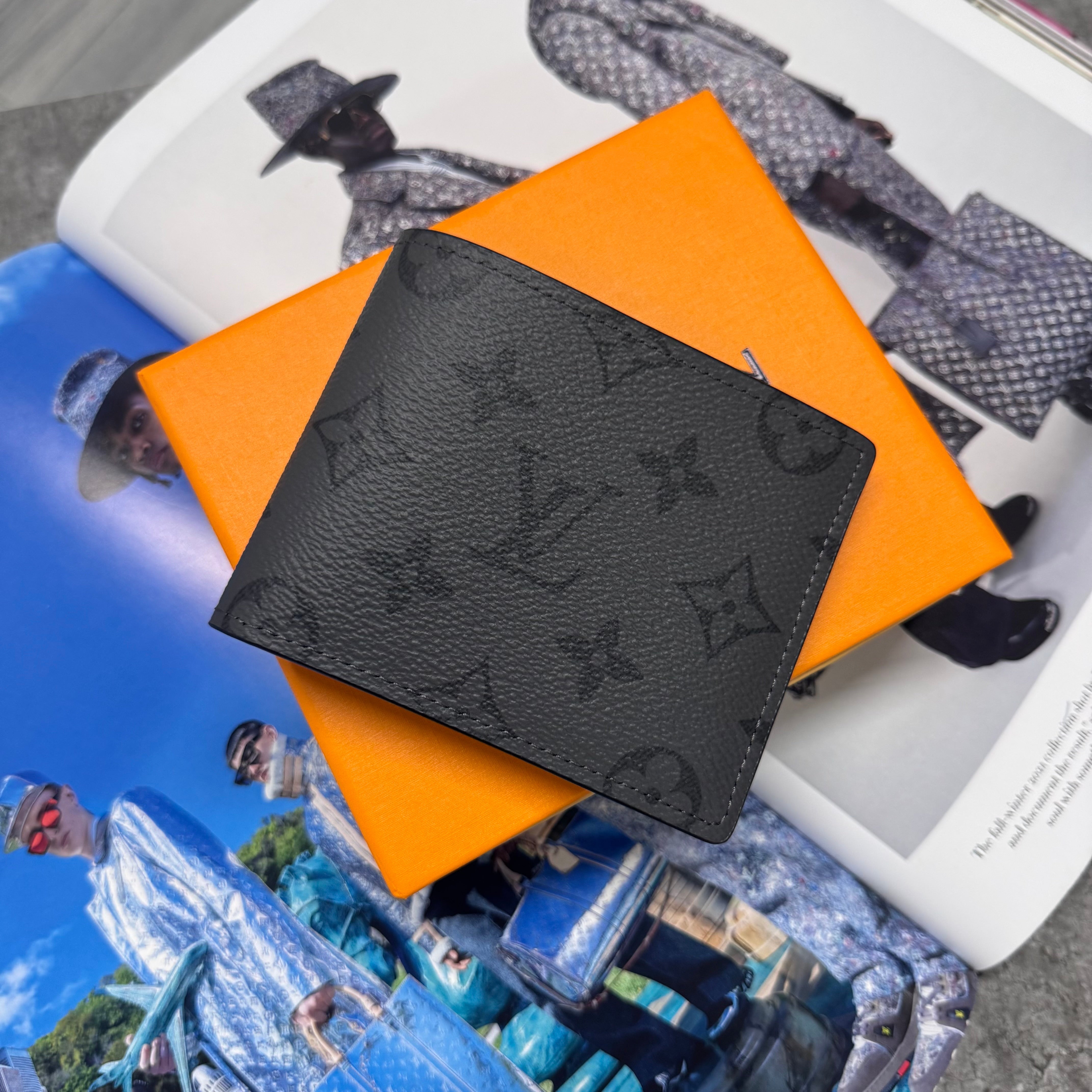 LVE MONOGRAM WALLET - GREY