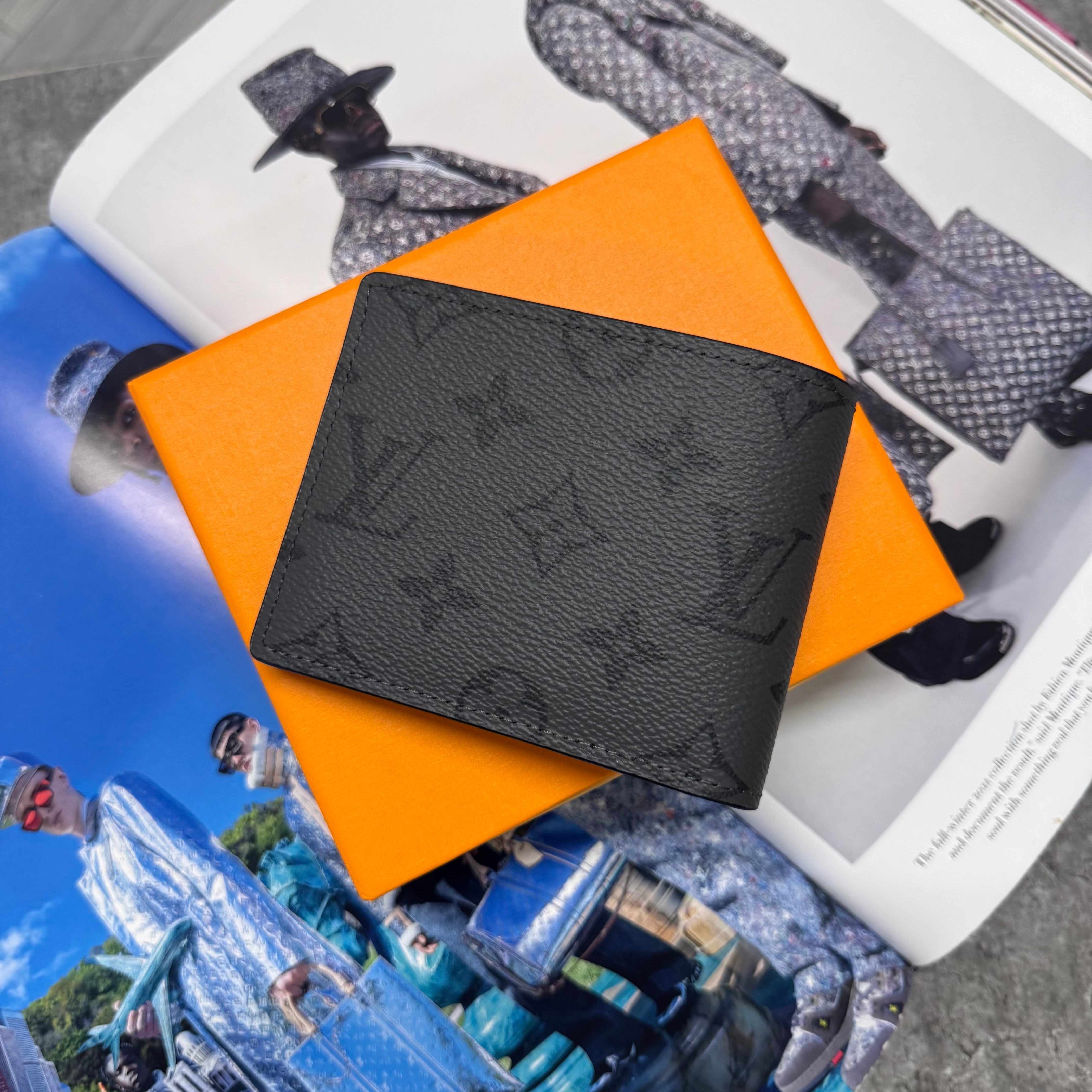 LVE MONOGRAM WALLET - GREY