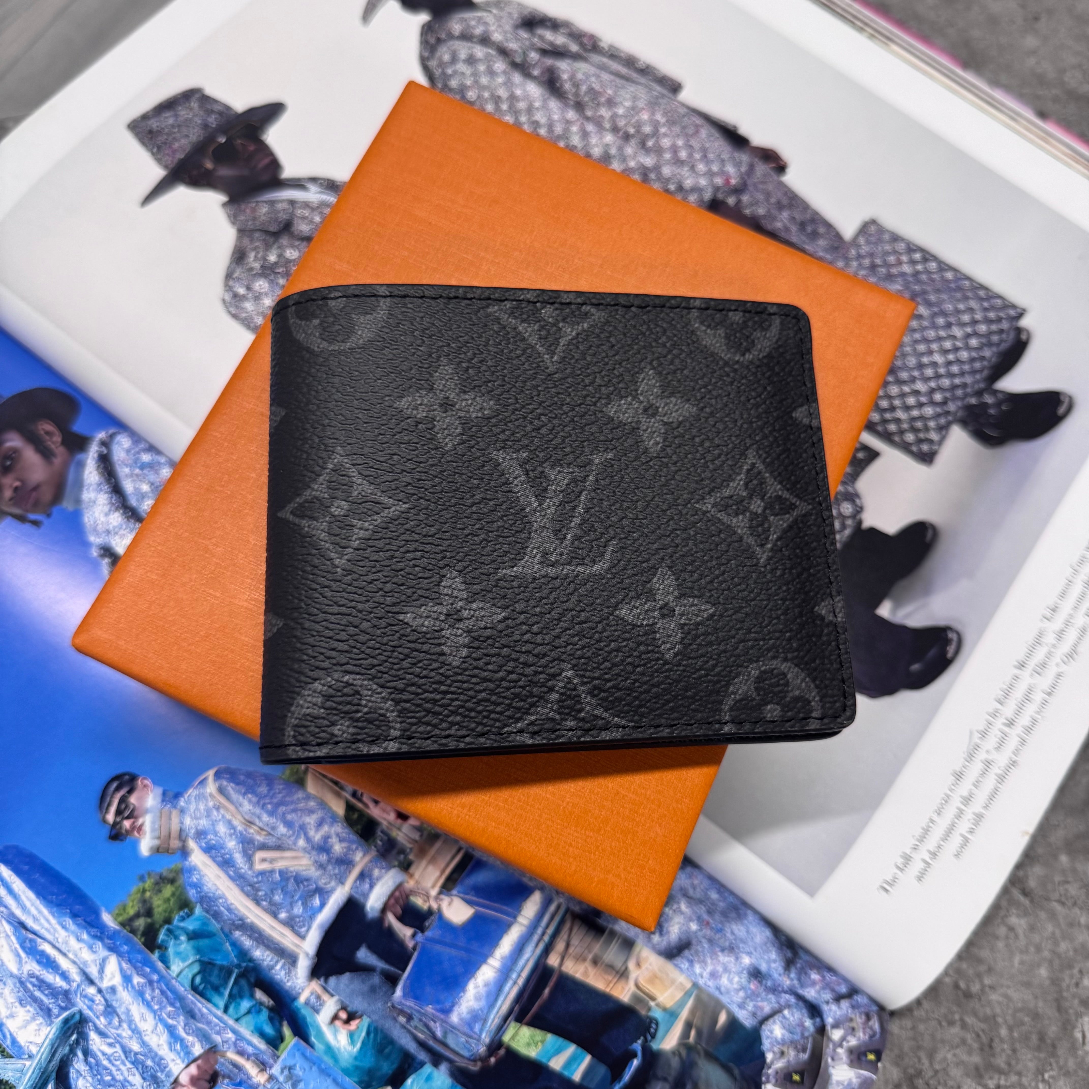 LVE MONOGRAM WALLET - BLACK