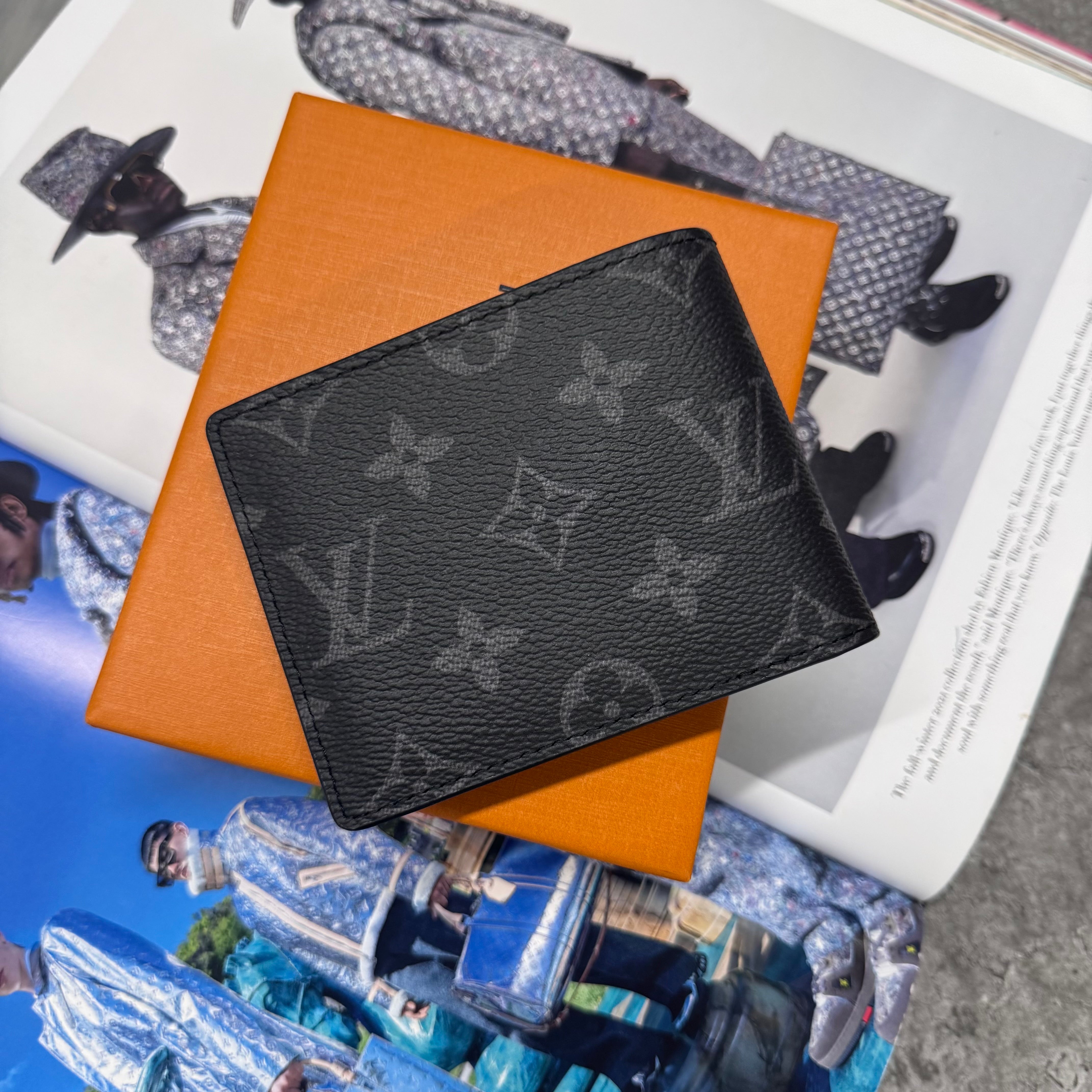 LVE MONOGRAM WALLET - BLACK