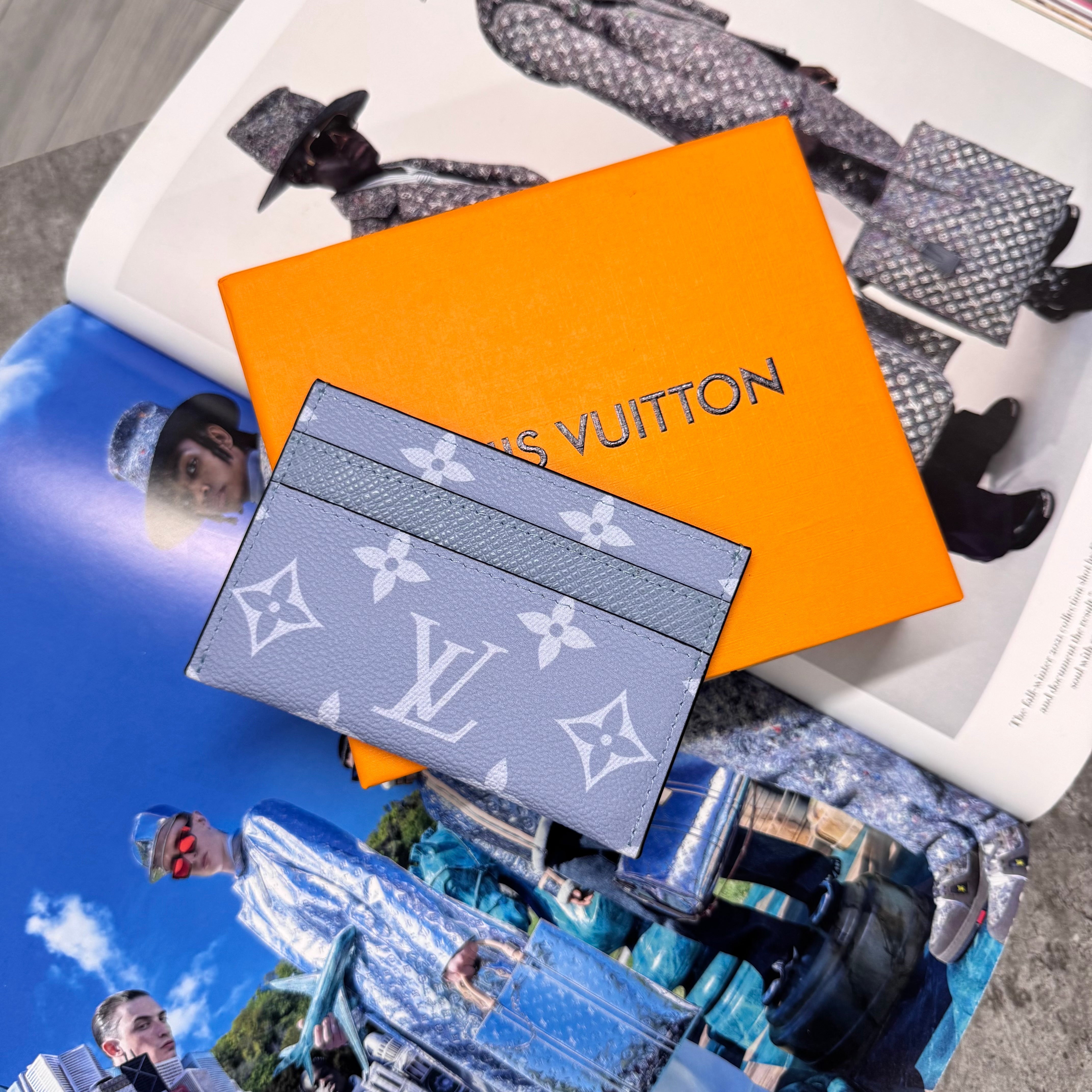 LVE MONOGRAM CARDHOLDER - SKY BLUE