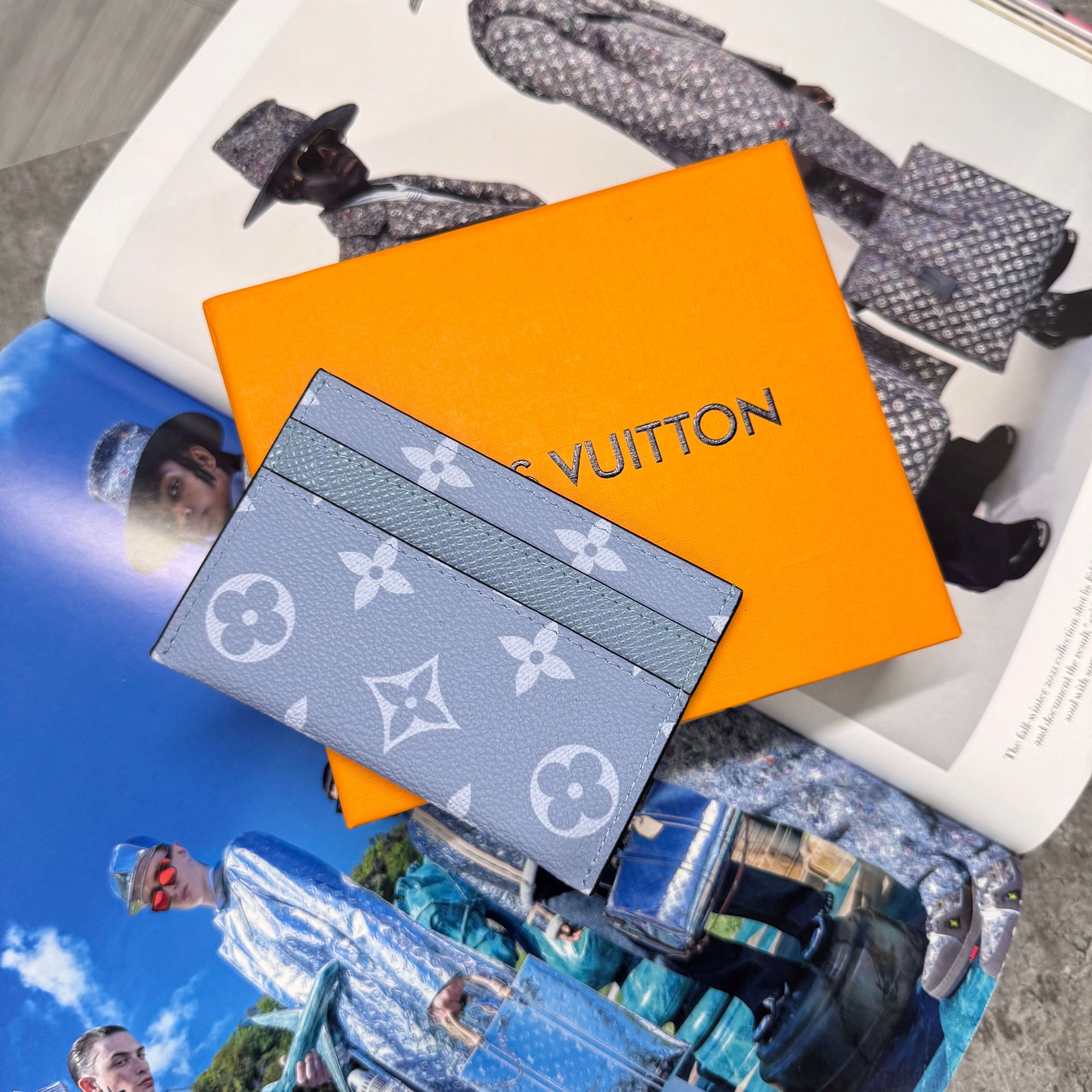 LVE MONOGRAM CARDHOLDER - SKY BLUE