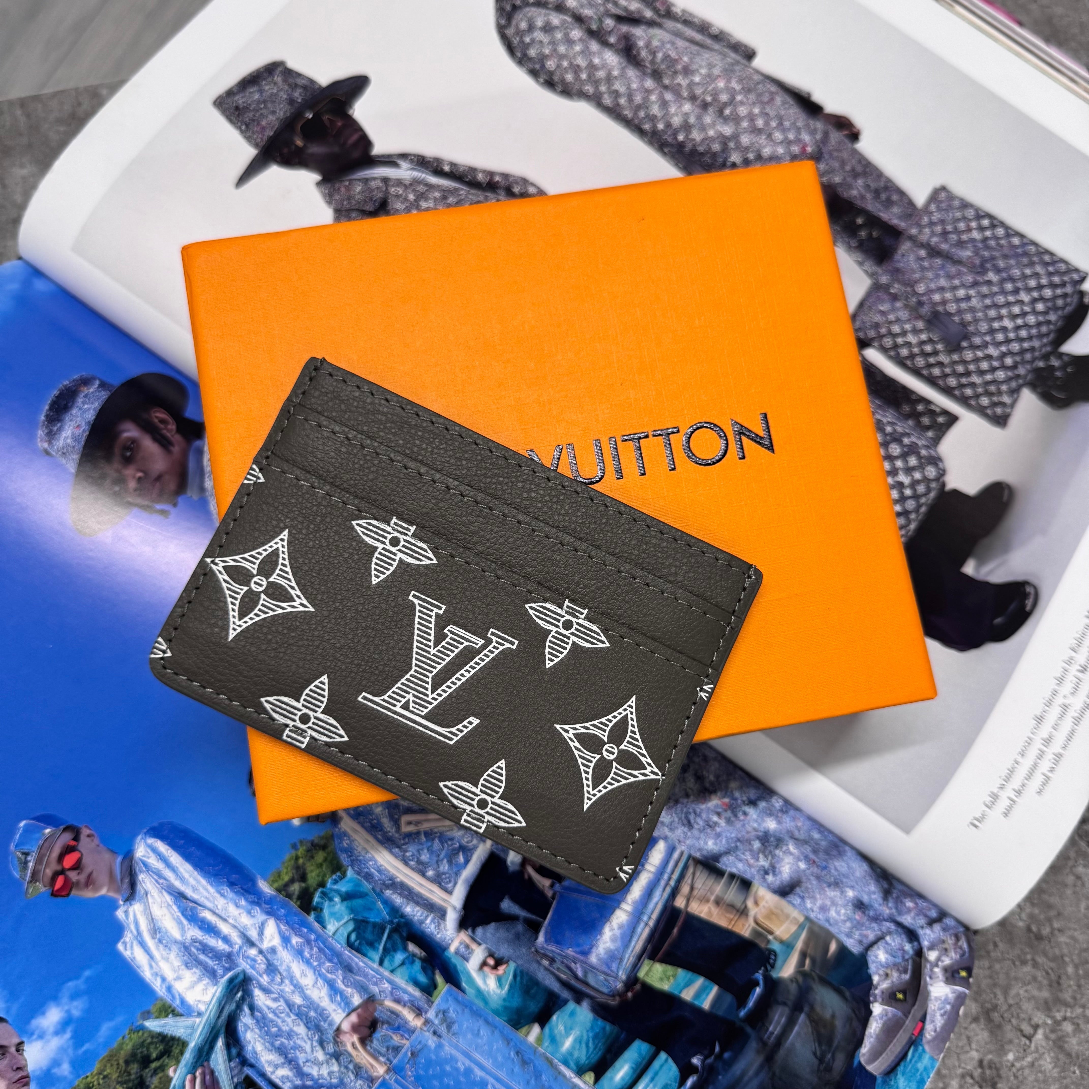 LVE MONOGRAM CARDHOLDER - KHAKI