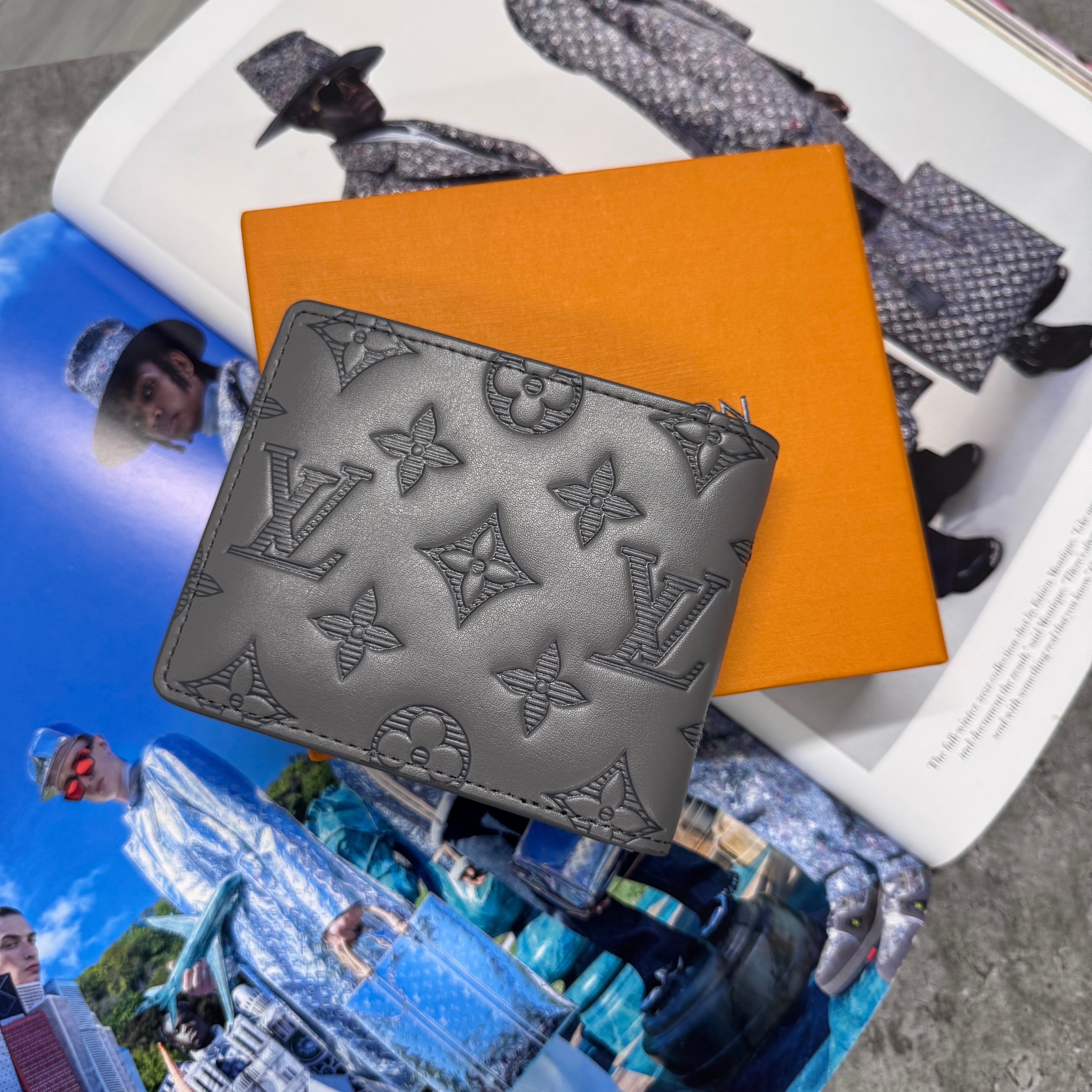 LVE MONOGRAM WALLET - GREY