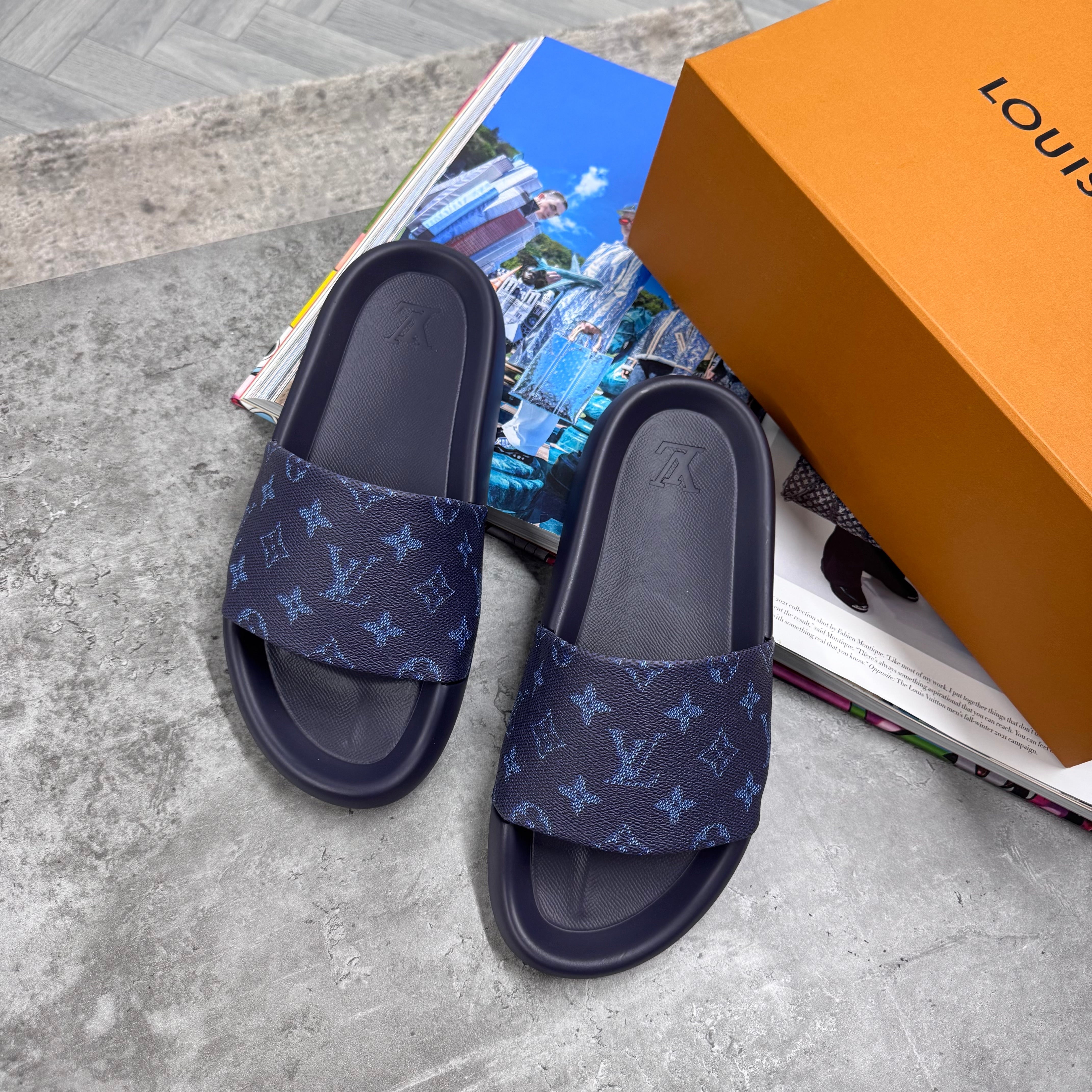 LVE MONOGRAM SLIDES - BLUE FADE