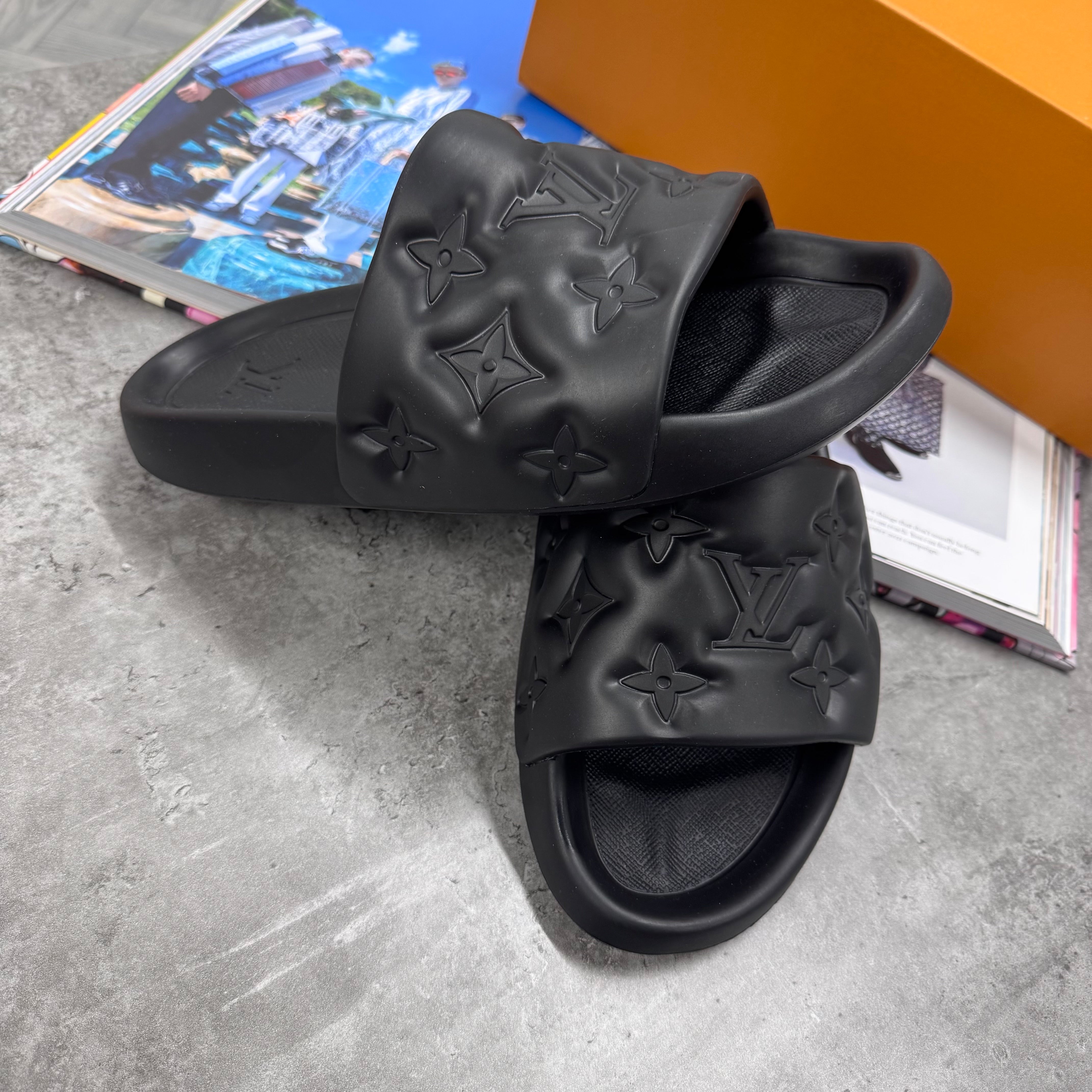 LVE MONOGRAM SLIDES - BLACK