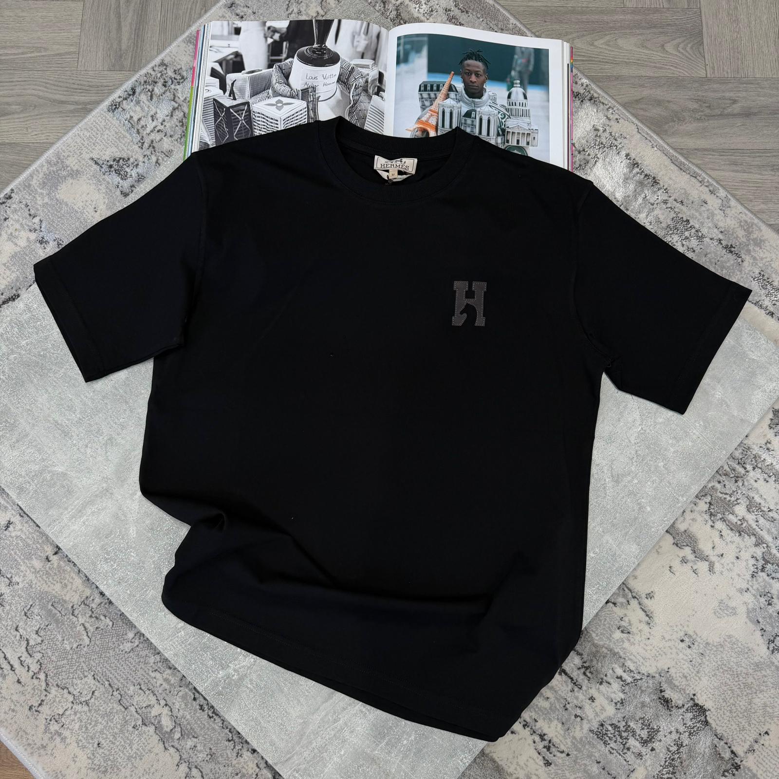 HMES H LOGO T-SHIRT - BLACK
